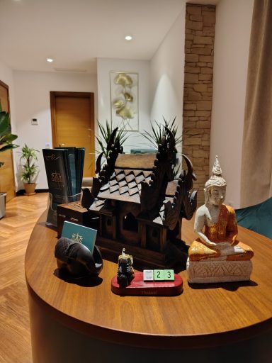 Recepción con detalles tailandeses artesanales en Can Thai Massage Ibiza.